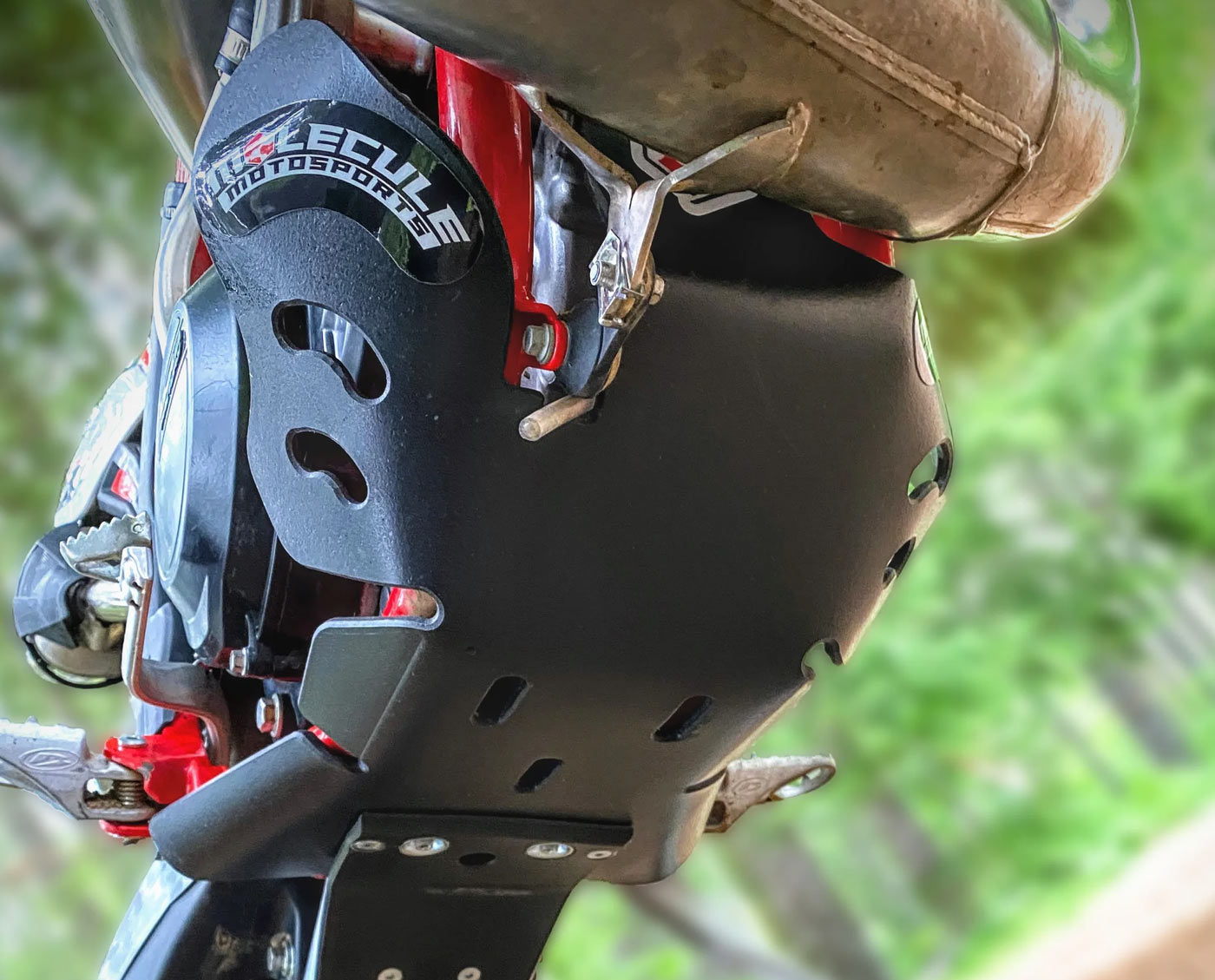 מגן גחון Molecule Motosports מ-UHMW