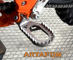 רגליות רוכב מורחבות מפלדת אל חלד לאופנועי KTM / Husqvarna / GasGas דגמי TBI 2024-2026